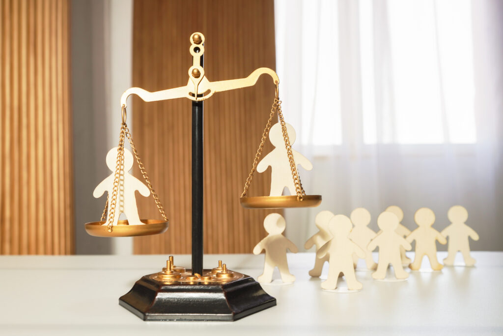 On the judge's scales, there are figures of people in each bowl, with a waiting line or other figures of people watching below. Social justice, comparison, inequality, court, public condemnation, dispute resolution